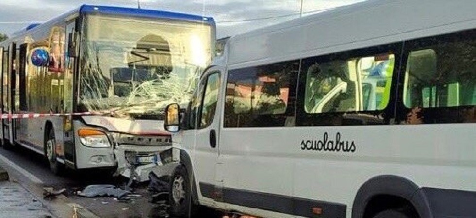 Scuolabus invade la corsia opposta e si schianta contro un pullman: morto l'autista